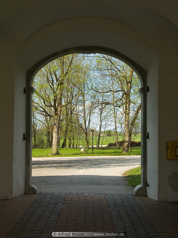 11 Gate