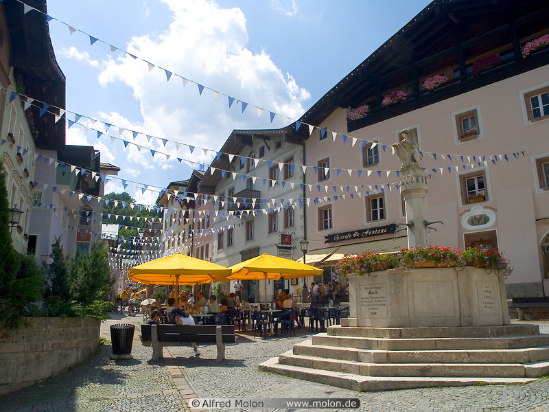 02 Pedestrian area with restaurant and white and blue flags