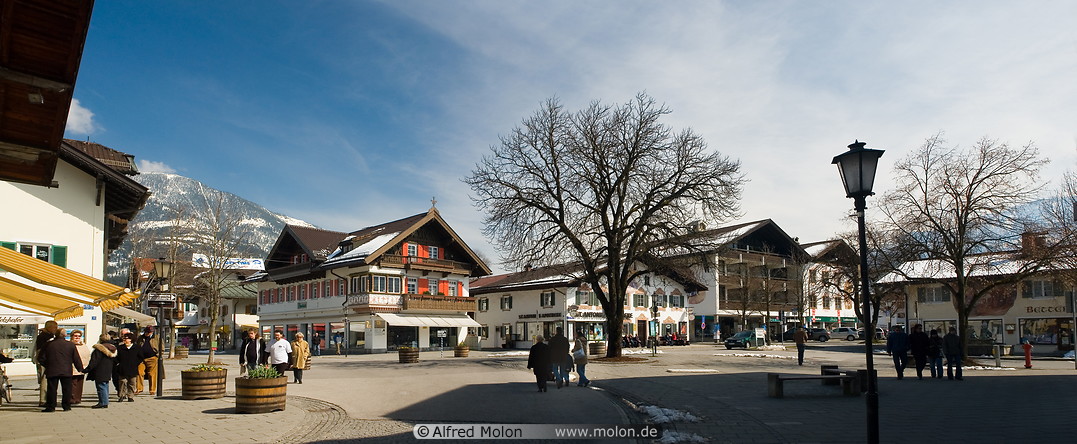 05 Pedestrian area and houses