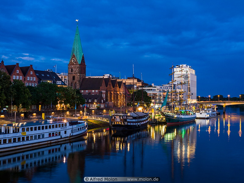 54 Historic centre of Bremen at night