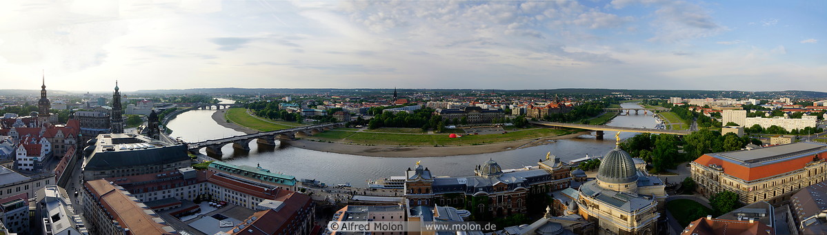03 Skyline with Elbe river