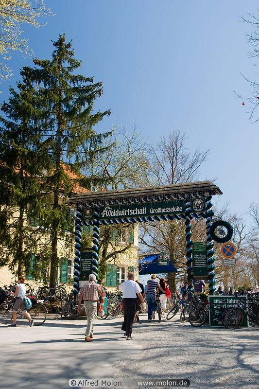 02 Main gate to Grosshesselohe beergarden