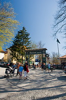01 Main gate to Grosshesselohe beergarden