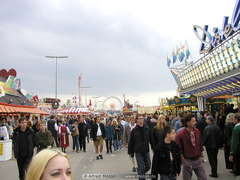 04 Fun fair and crowd