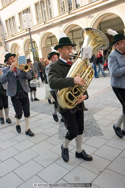 10 Band in Bavarian dress