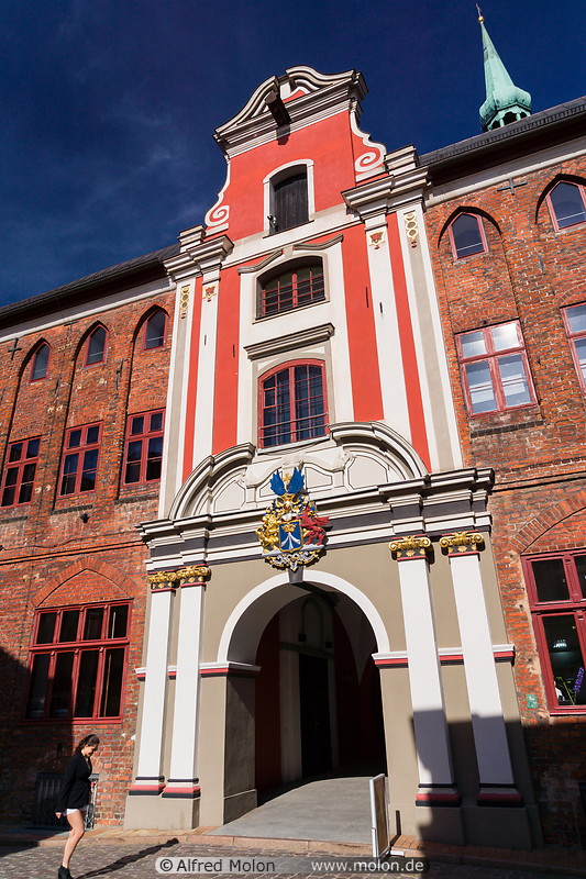 20 Townhall facade and gate