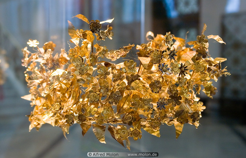 10 Gold wreath with leaves and flowers