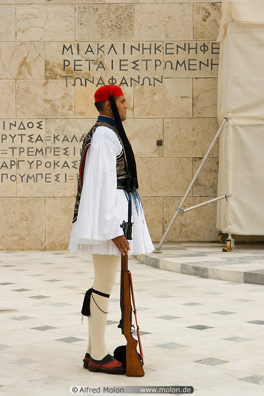 01 Evzone at Monument of Unknown Soldier