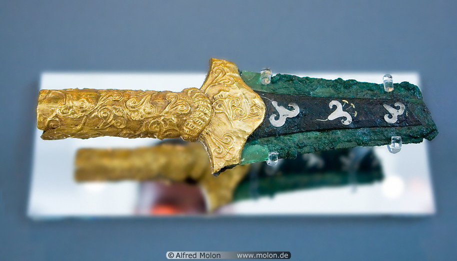 04 Bronze dagger with gold revetment and lilies decoration