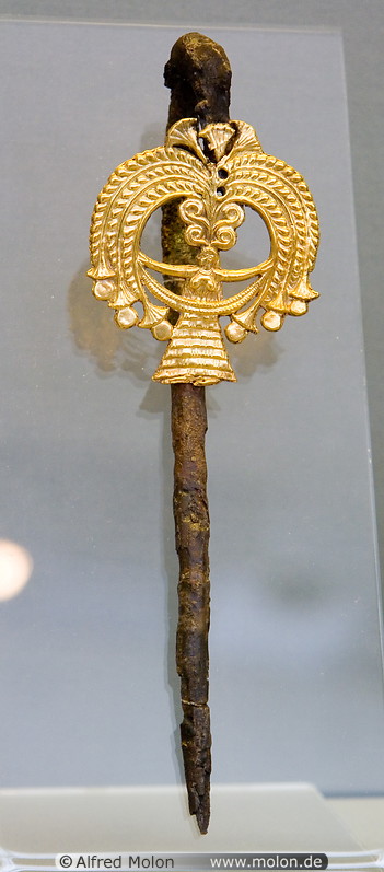 17 Iron dagger with gold handle