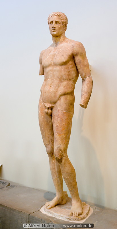 11 Statue of athlete Aghias
