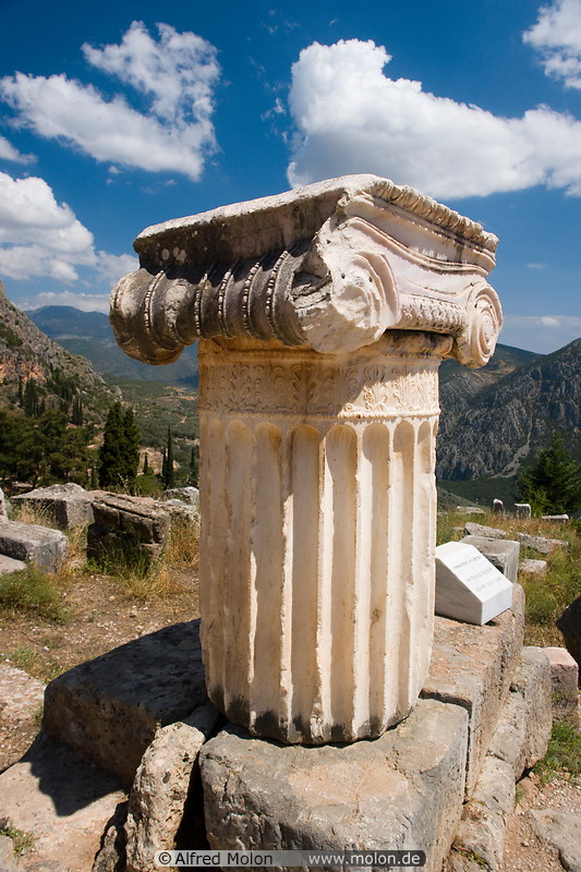 16 Ionic column fragment in temple of Apollo