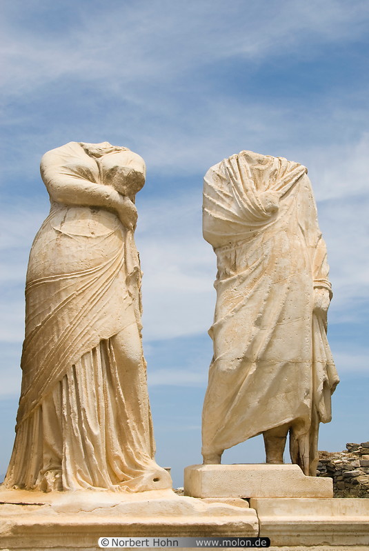 19 Statues of Cleopatra and Dioscurides