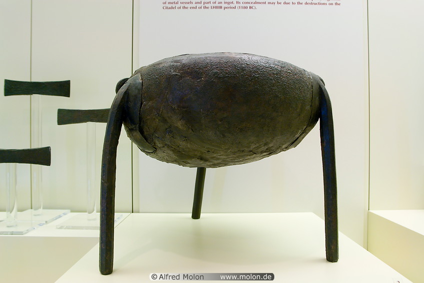 08 Bronze tripod cauldron