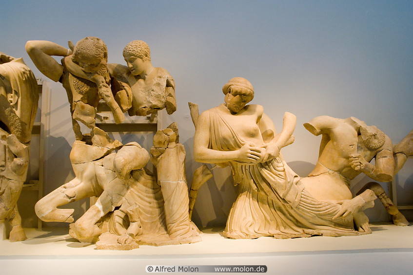04 Sculpture of centaurs abducting Lapith women