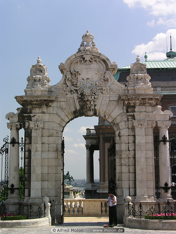 22 Buda castle - Gate