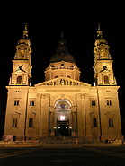 32 St Stephens basilica at night