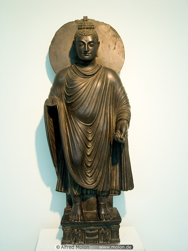 12 Buddha statue