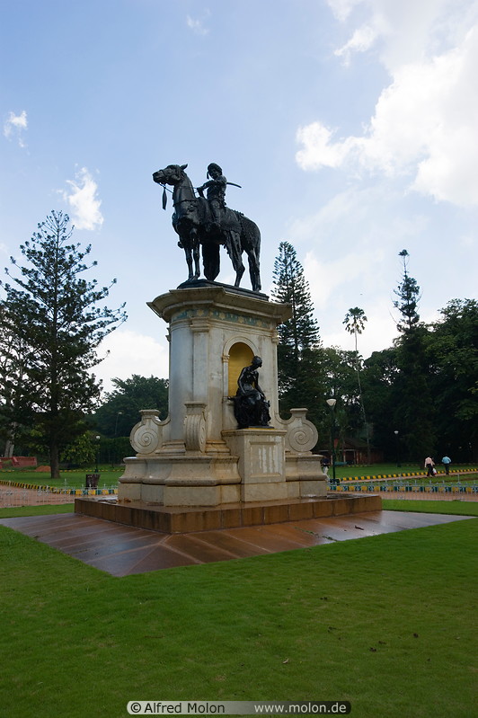 01 Maharaja statue