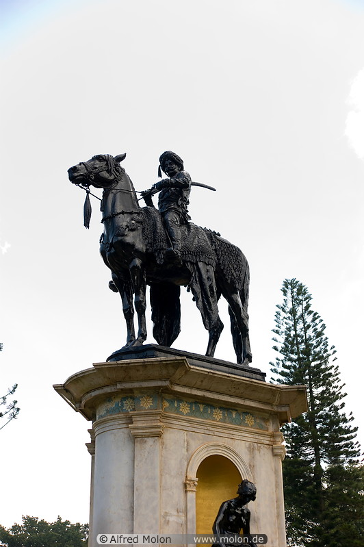 02 Maharaja statue