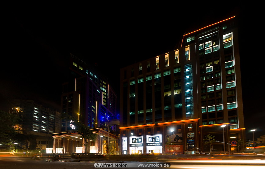 09 UB City shopping mall at night