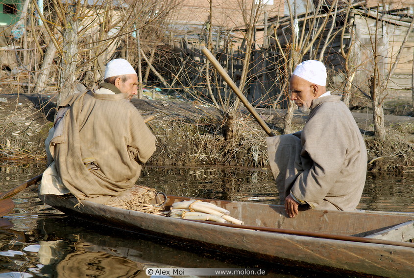 21 Old Kashmiri men in boat Nagin basin