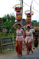 01 Balinese women with offerings