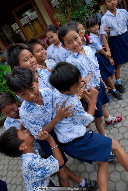 05 Balinese schoolchildren