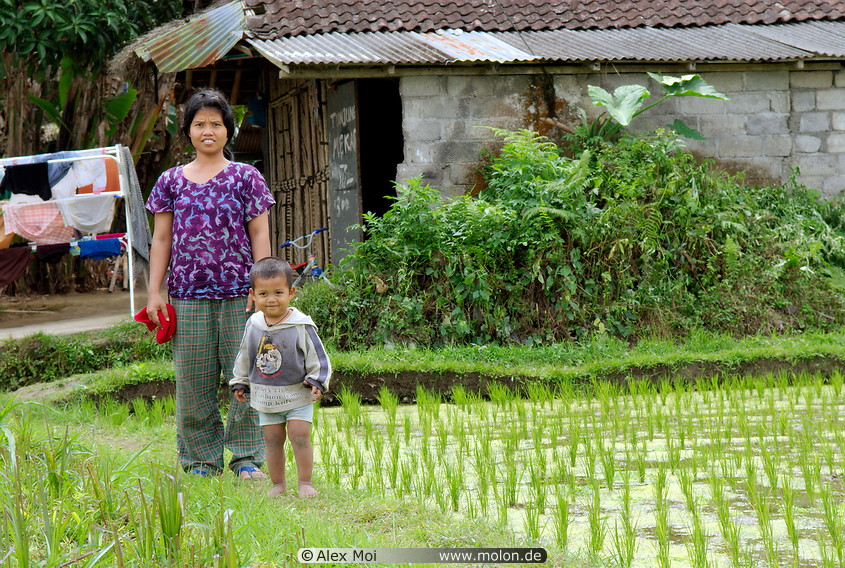 22 Balinese mother and child at paddy field
