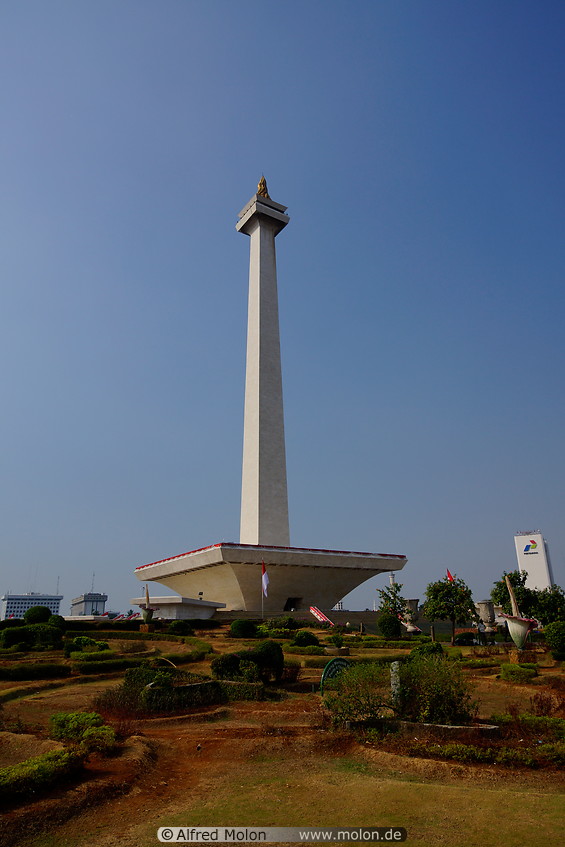 01 National monument in Merdeka square