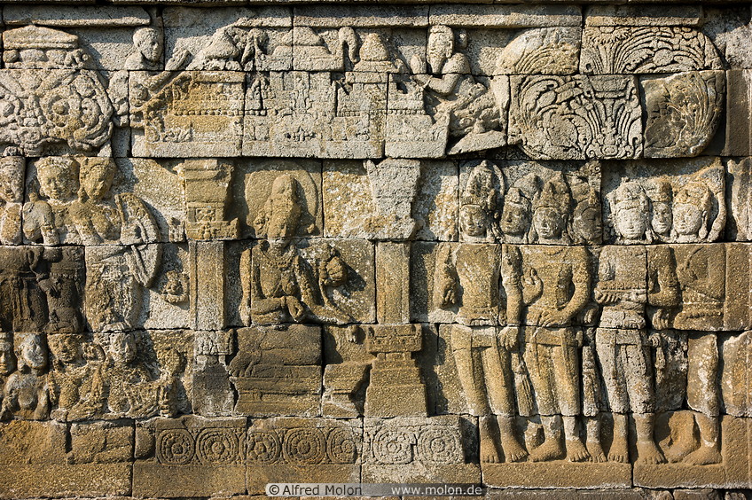 28 Bas-reliefs