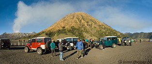 01 Sea of sand with Mt Batok and tourists with jeeps