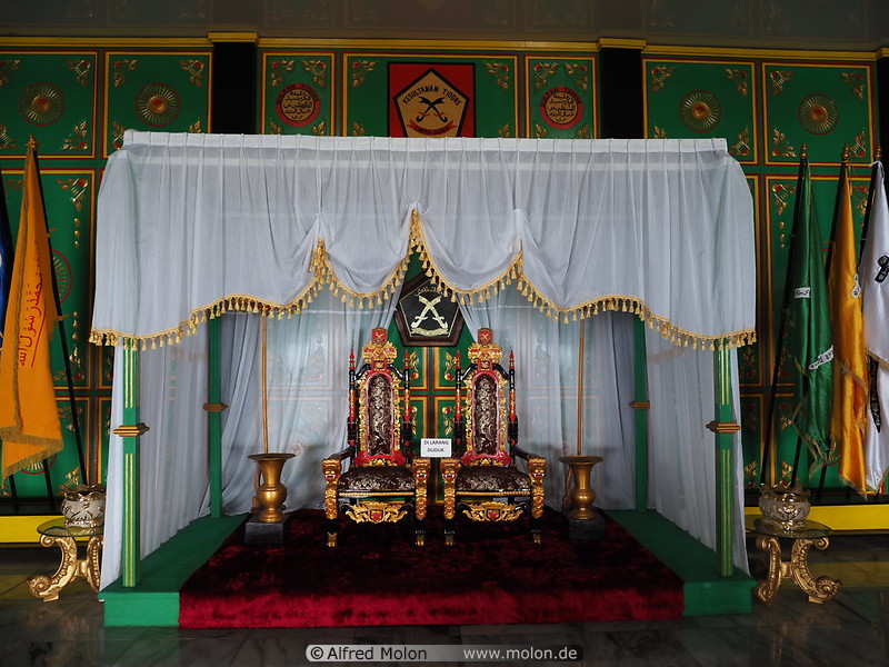 17 Sultan palace throne