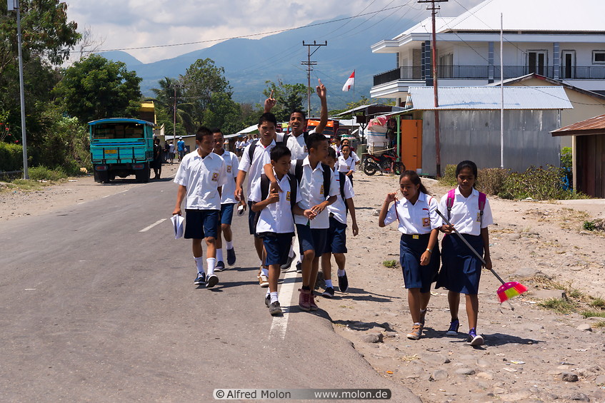 02 Schoolchildren in Tangge