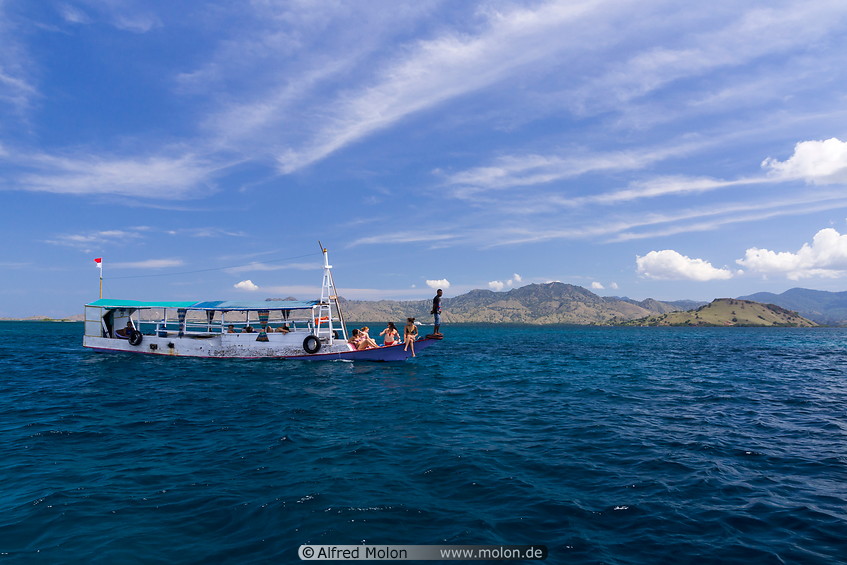 15 Tourist boat at Stingray Point