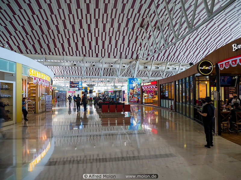 36 Makassar airport shops
