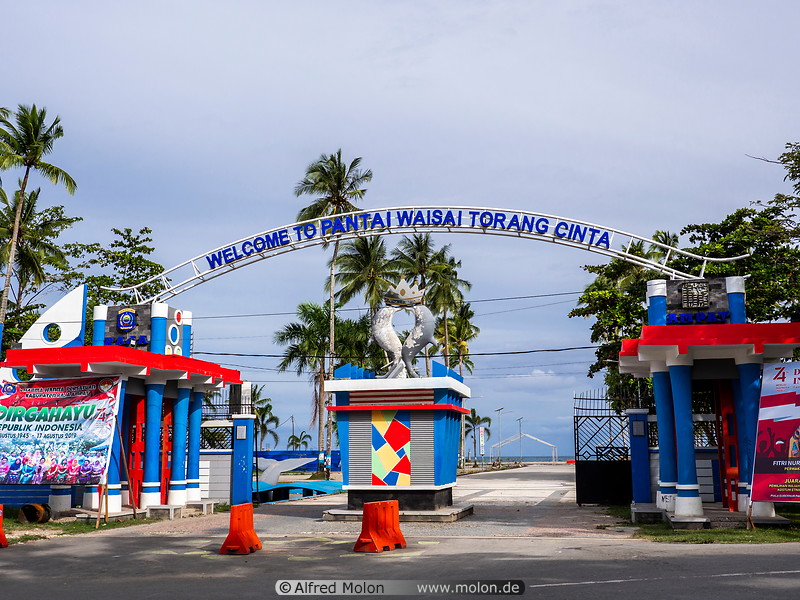 10 Gate to Waisai beach