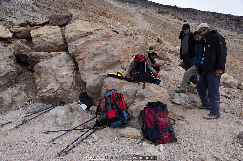 07 Hikers resting in the morning