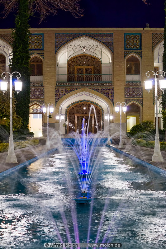 08 Fountain at night