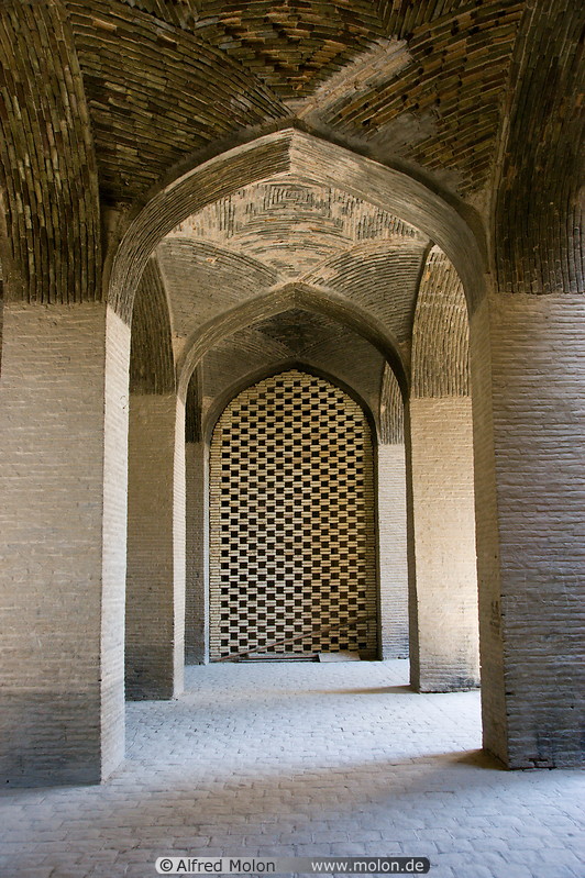 11 Columns and vaults in the hypostyle area