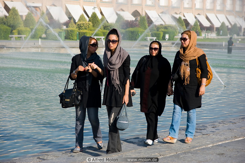 04 Young Iranian women