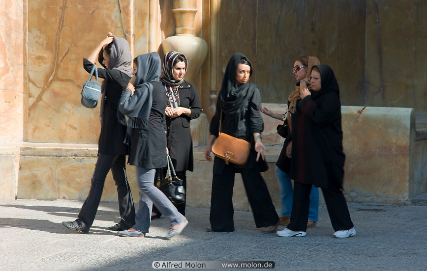 02 Young Iranian women entering mosque