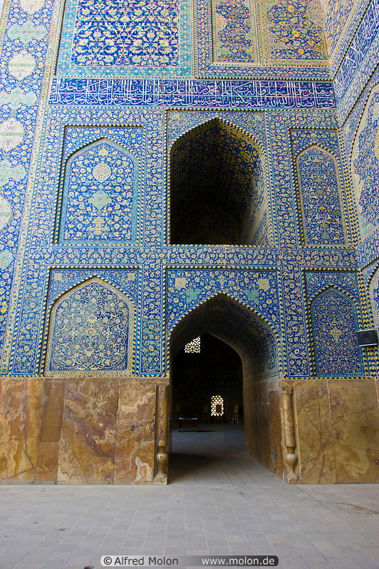 06 Islamic patterns on walls
