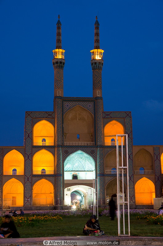 06 Amir Chakhmaq complex at night