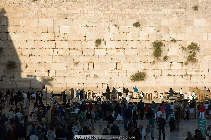 02 Tourists and pilgrims along wall