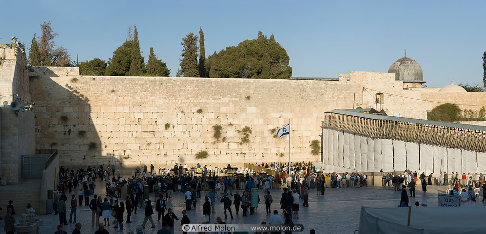 04 Plaza and western wall