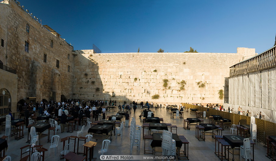 08 Plaza and western wall