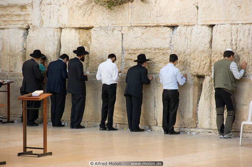 11 Jews praying along wall