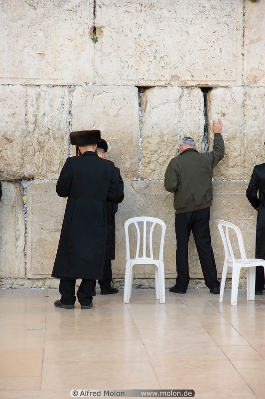 15 Jews praying along wall