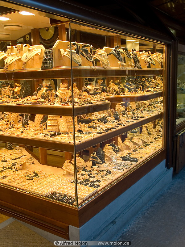 16 Jeweller shop window on Ponte Vecchio
